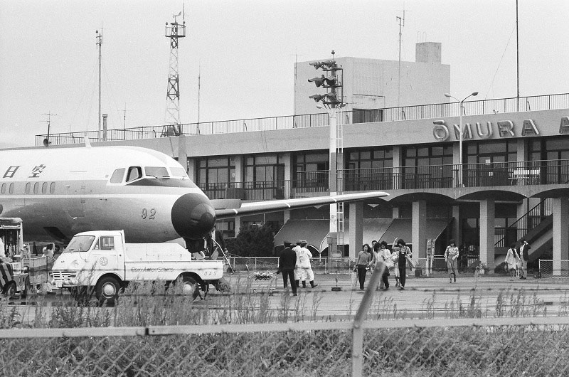 飛行機と大村空港ターミナル